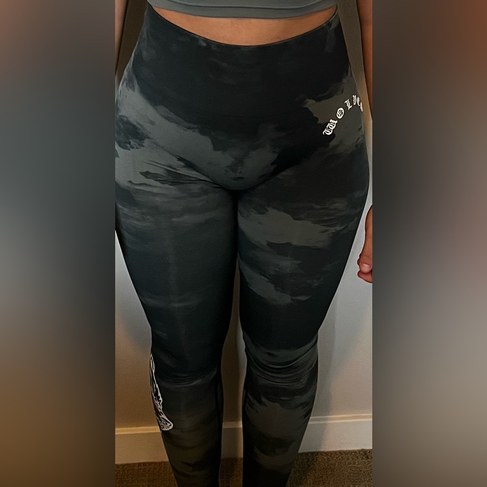 Darc Sport Wolves scrunch leggings, ghost cloud pattern, Size small, Never Worn